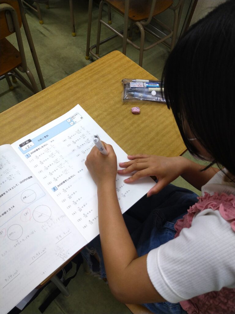 あい・キャンの教室で学習している様子